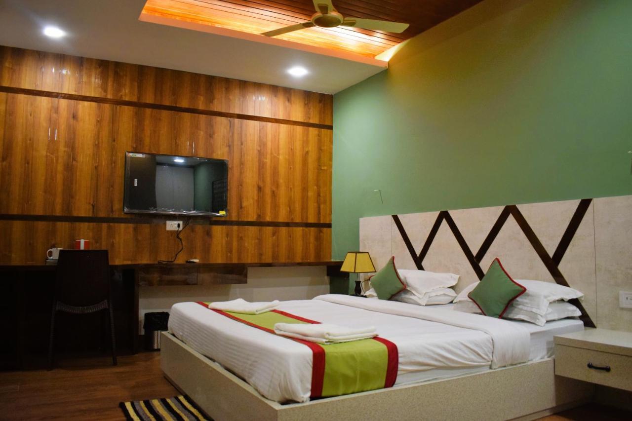 Brahmaputra Jungle Resort Guwahati Exteriör bild